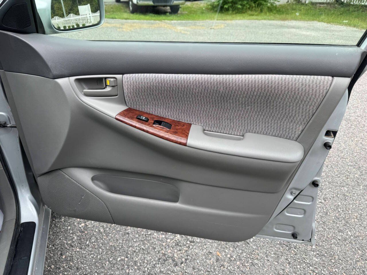 Used 2005 Toyota Corolla LE FWD image 41