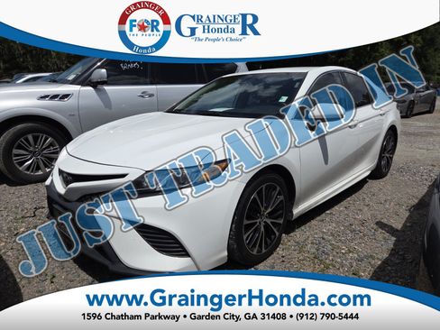 Used 2020 Toyota Camry SE FWD image 1