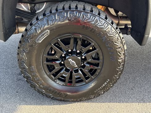 Used 2025 Chevrolet Silverado 2500 ZR2 w/ Technology Package image 33