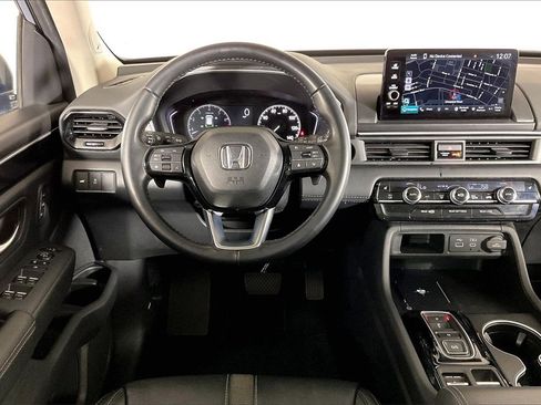 Used 2025 Honda Pilot Touring image 4