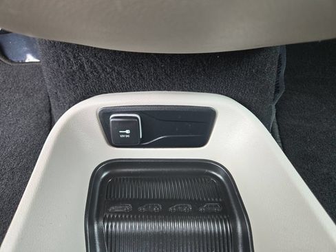 Used 2023 Chrysler Pacifica Touring-L FWD image 41