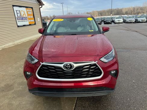 Used 2022 Toyota Highlander LE AWD/4WD image 2