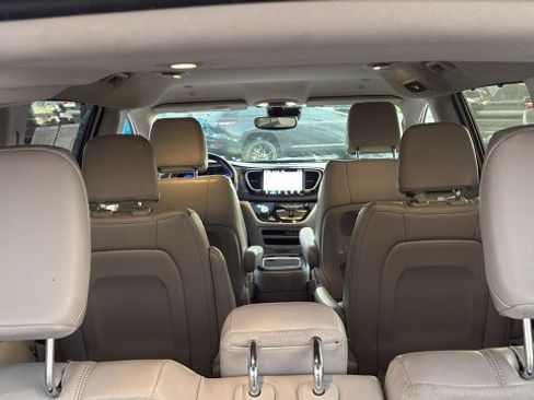 Used 2021 Chrysler Pacifica Touring-L image 30