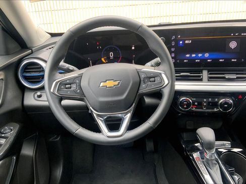 Used 2025 Chevrolet Trax LT w/ LT Convenience Package image 5