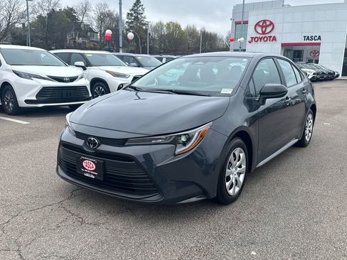 Used 2025 Toyota Corolla LE FWD image 3