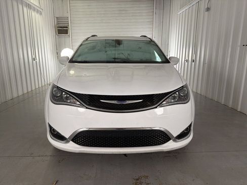 Used 2020 Chrysler Pacifica Touring-L image 2