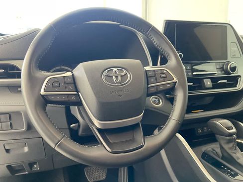 Used 2024 Toyota Highlander XLE AWD/4WD image 14