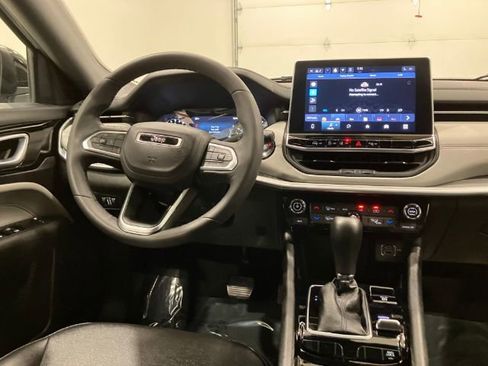 Used 2025 Jeep Compass Limited AWD/4WD image 37