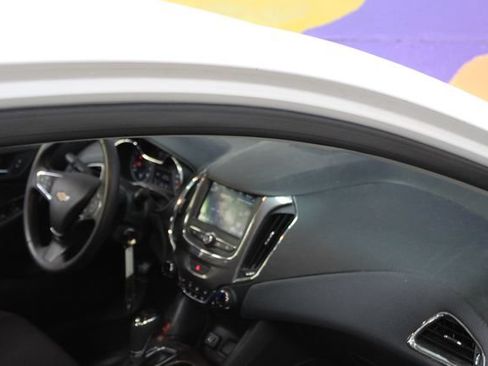 Used 2019 Chevrolet Cruze LT FWD image 12