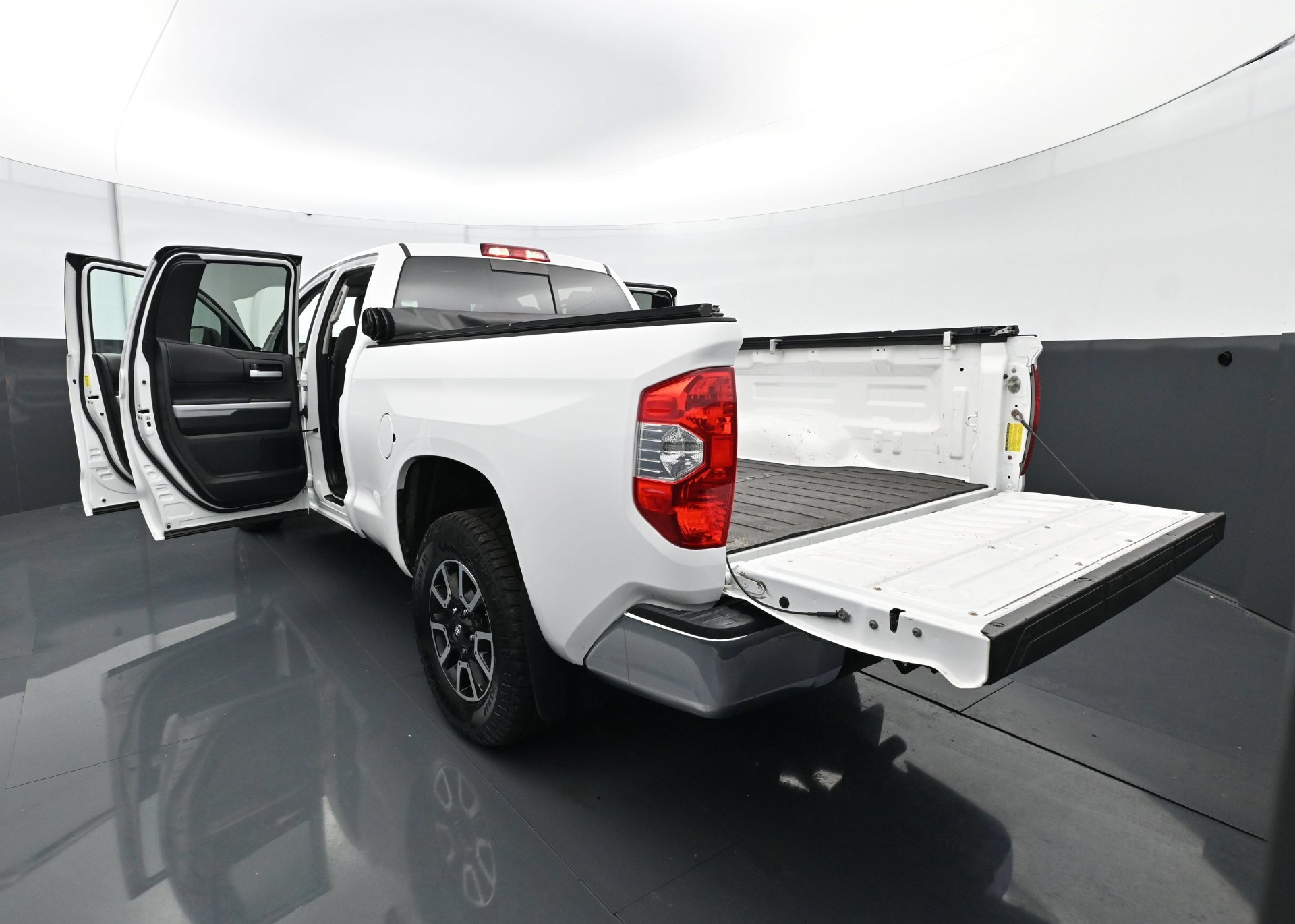Used 2017 Toyota Tundra SR5 w/ TRD Off Road Package AWD/4WD image 27