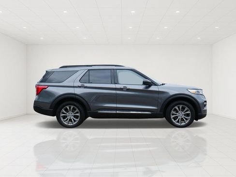 Certified 2023 Ford Explorer XLT w/ Equipment Group 202A AWD/4WD image 2