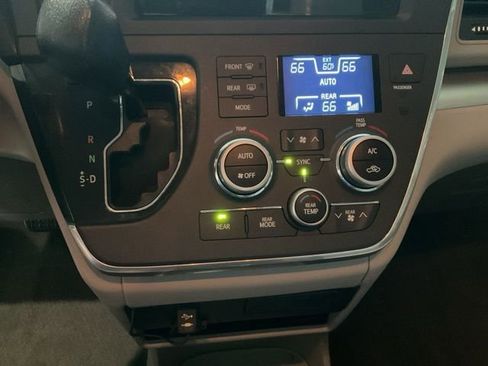 Used 2017 Toyota Sienna LE image 10