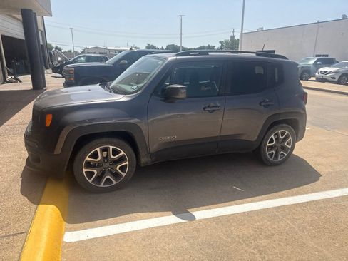 Used 2018 Jeep Renegade Latitude FWD image 2
