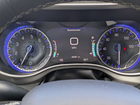 Used 2023 Chrysler Pacifica Touring-L FWD image 19