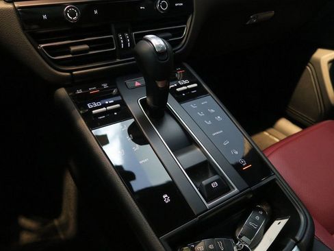 Used 2023 Porsche Macan image 21