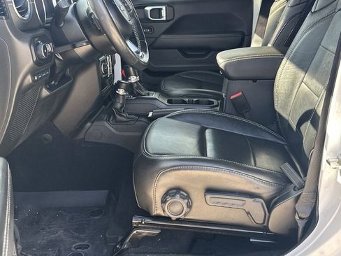 Used 2022 Jeep Wrangler Unlimited Sahara w/ Cold Weather Group image 9