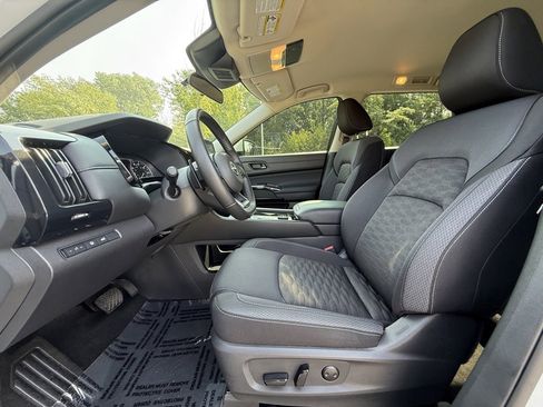 Certified 2025 Nissan Pathfinder SV image 19