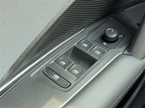 New 2026 Volkswagen Tiguan SE image 24