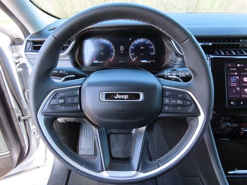 Certified 2024 Jeep Grand Cherokee Laredo X AWD/4WD image 15