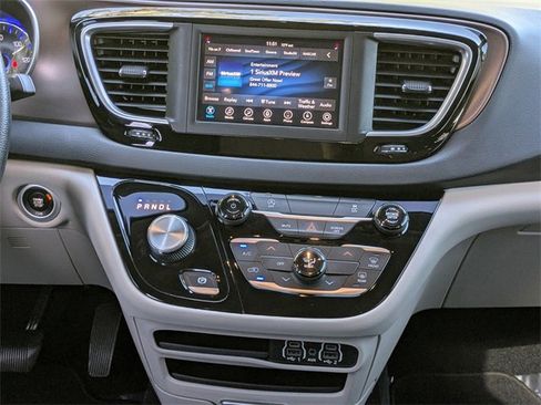 Used 2021 Chrysler Voyager Lxi image 17