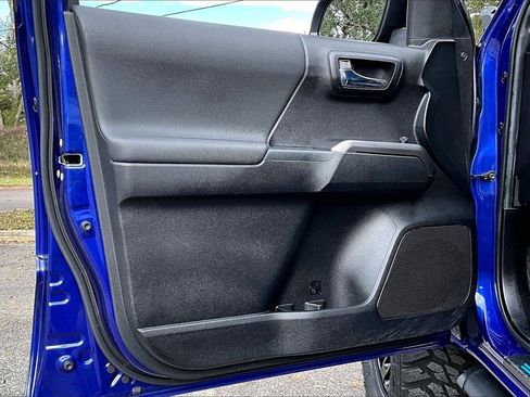 Used 2022 Toyota Tacoma TRD Off-Road image 17