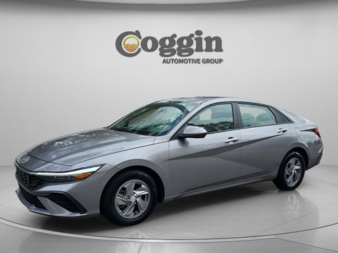 Certified 2024 Hyundai Elantra SE image 1