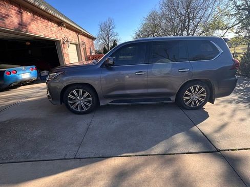 Used 2017 Lexus LX 570 4WD w/ Luxury Package image 4