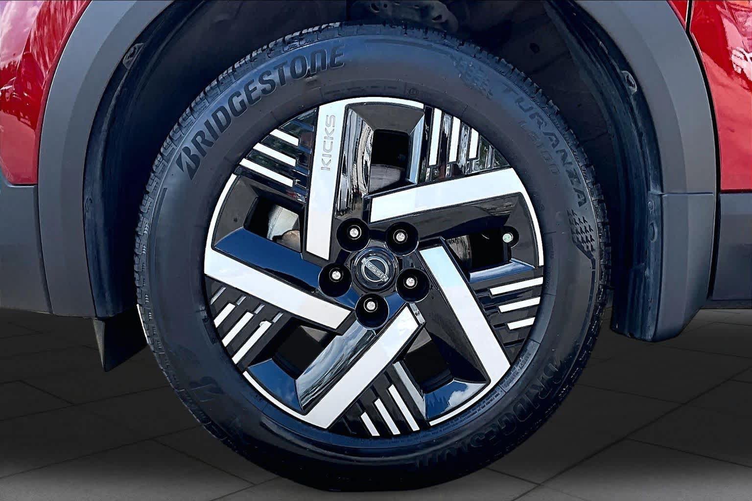 Certified 2025 Nissan Kicks SV FWD image 11