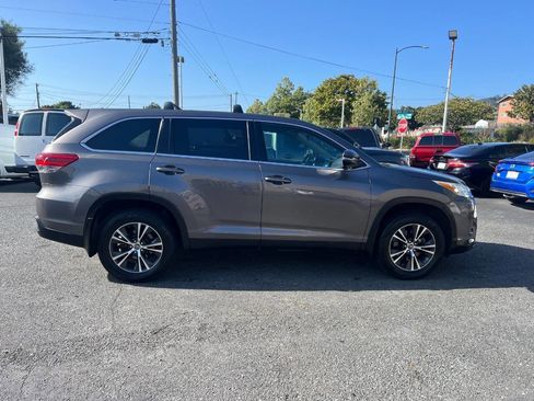 Used 2019 Toyota Highlander LE w/ Carpet Mat Package (TMS) FWD image 6