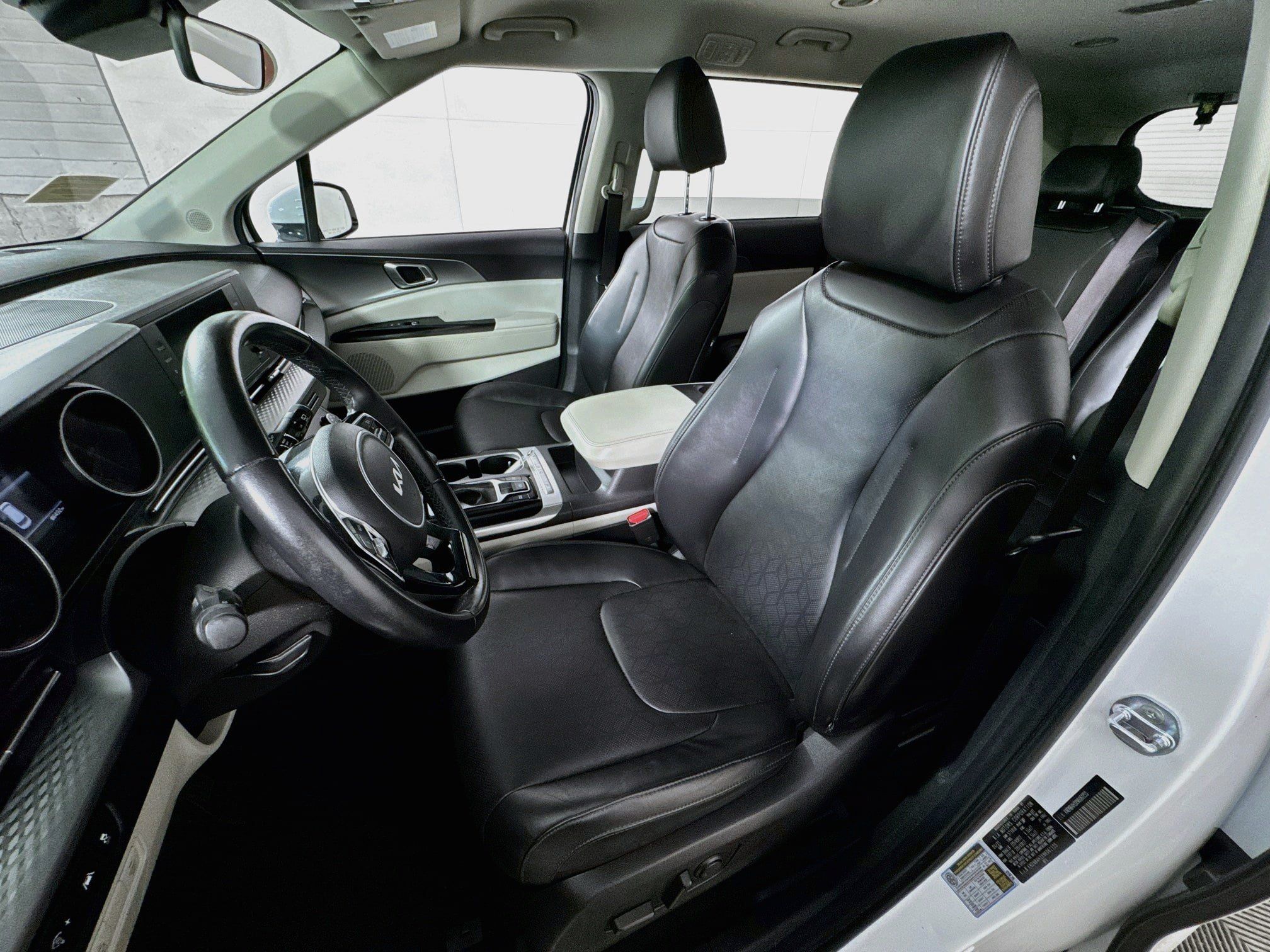 Used 2022 Kia Carnival LX FWD image 15