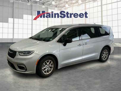 Used 2024 Chrysler Pacifica Touring-L