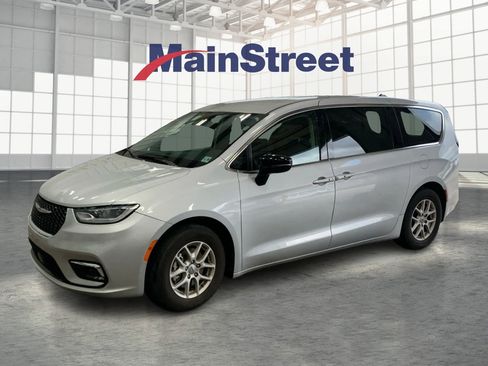 Used 2024 Chrysler Pacifica Touring-L image 1