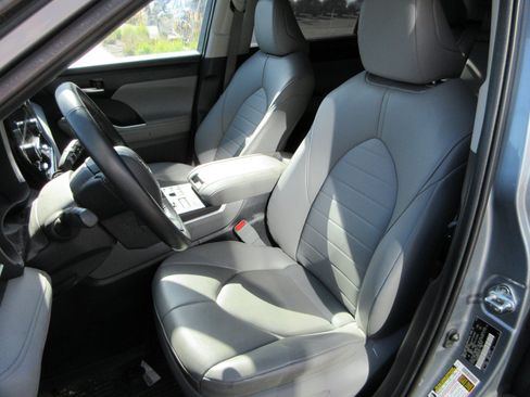 Used 2023 Toyota Highlander XLE AWD/4WD image 19