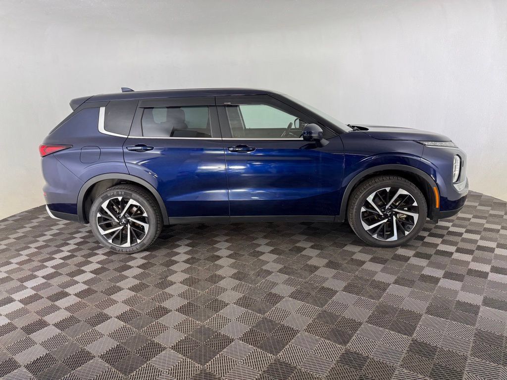 Used 2023 Mitsubishi Outlander SE AWD/4WD image 9