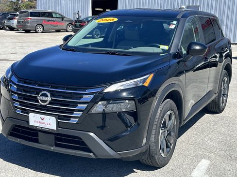 Used 2025 Nissan Rogue SV AWD/4WD image 3