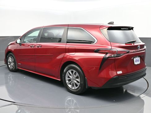 Used 2021 Toyota Sienna XLE image 5