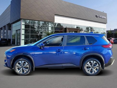 Used 2023 Nissan Rogue SV image 3