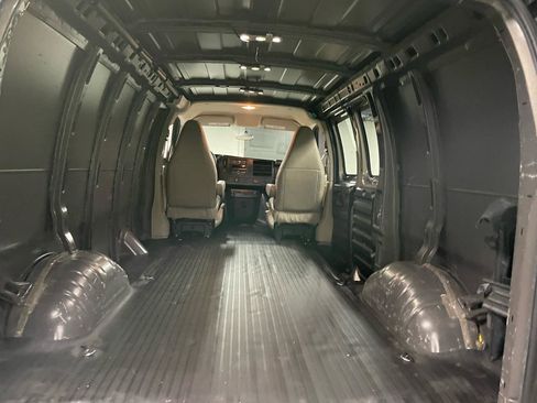 Used 2016 Chevrolet Express 2500 RWD image 11