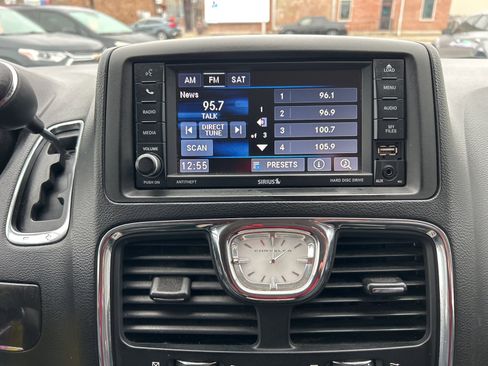 Used 2016 Chrysler Town & Country Touring image 12