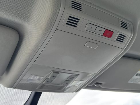 Used 2016 Volkswagen e-Golf SE w/ DC Fast Charging Package image 23