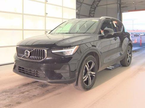Certified 2025 Volvo XC40 B5 Core image 2