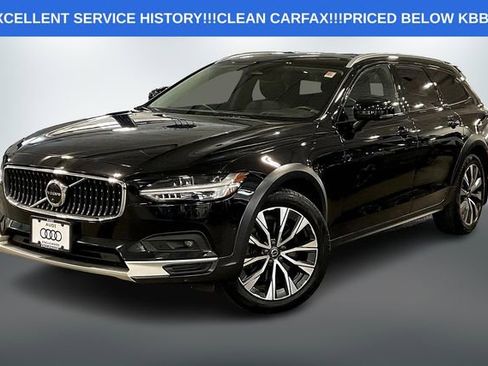 Used 2022 Volvo V90 B6 Cross Country image 2