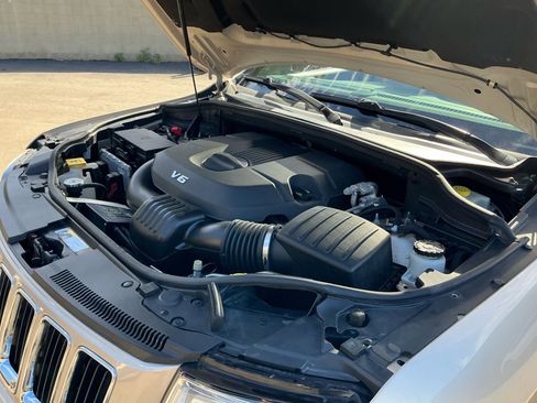 Used 2015 Jeep Grand Cherokee Limited w/ Luxury Group II image 23