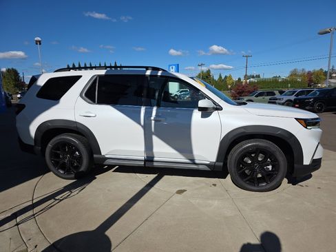 New 2025 Honda Pilot Touring image 8