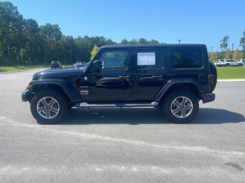 Used 2018 Jeep Wrangler Unlimited Sahara AWD/4WD image 5