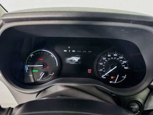 Used 2025 Toyota Sienna XLE FWD image 18