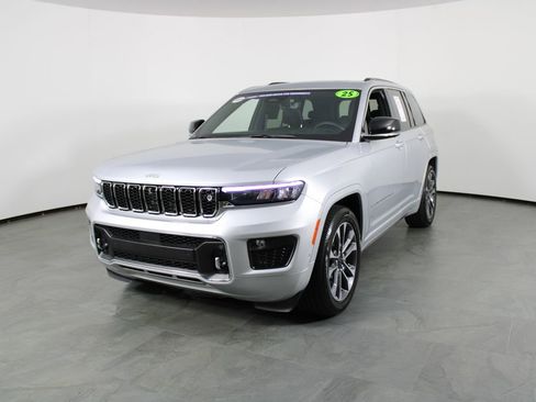 Used 2025 Jeep Grand Cherokee Overland AWD/4WD image 1