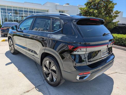 New 2026 Volkswagen Taos SE image 6