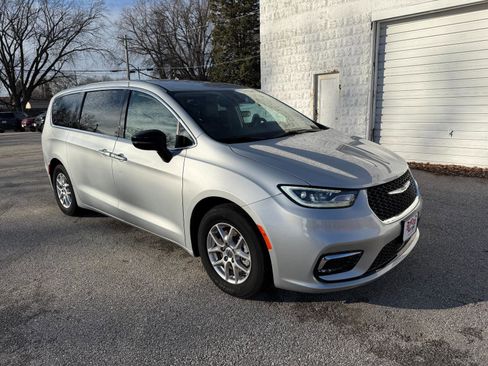 Used 2024 Chrysler Pacifica Touring-L FWD image 5