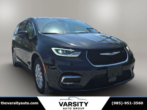 Used 2025 Chrysler Pacifica Select image 11